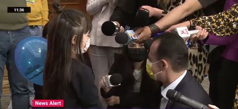 Ziua Porților deschise pentru copii la Parlament. O fetiță i-a spus lui Ludovic Orban că ar vrea să ajungă pe Lună