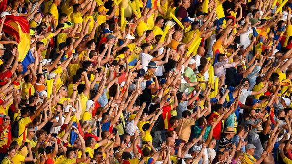 Recomandările UEFA Festival pentru microbiștii care vin la București: sarmale și mămăligă, covrigi, dar și plimbări cu bicicleta