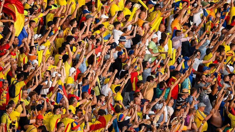 Recomandările UEFA Festival pentru microbiștii care vin la București: sarmale și mămăligă, covrigi, dar și plimbări cu bicicleta