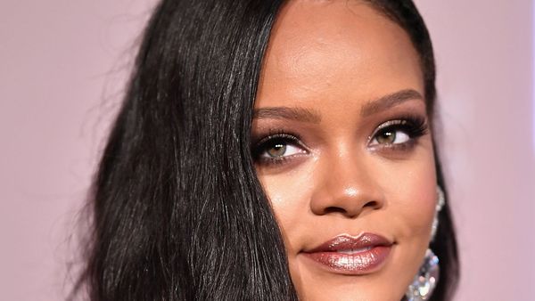 Rihanna, de nerecunoscut!  Ce ținută neobișnuită a purtat artista