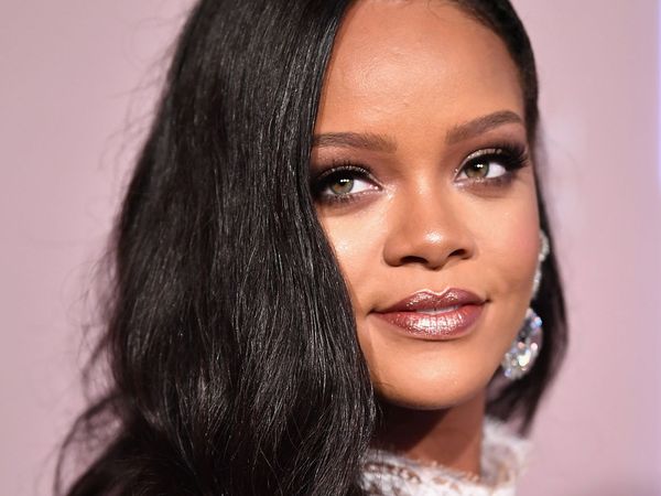 Rihanna, de nerecunoscut!  Ce ținută neobișnuită a purtat artista