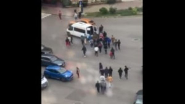 AUDIO. Șofer luat la bătaie &icirc;n timpul unei &icirc;nmorm&acirc;ntări!