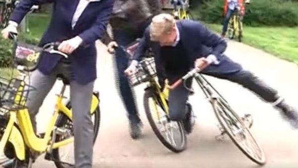 Ziua Mondială a Bicicletei! Șeful unei bănci a căzut în văzul tuturor