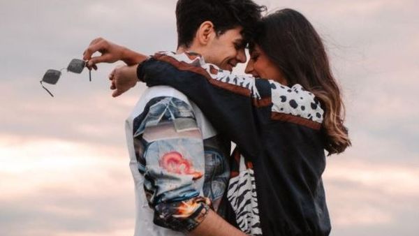 Emilian a lansat piesa „Dragoste sau despărțire”