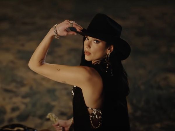 Dua Lipa a lansat videoclipul piesei &bdquo;Love Again&rdquo;