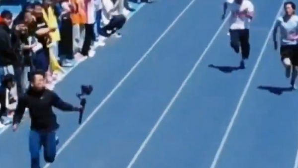 Viral! Un cameraman a &icirc;ntrecut alergătorii la o cursă de 100 de metri
