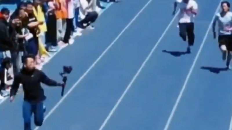 Viral! Un cameraman a &icirc;ntrecut alergătorii la o cursă de 100 de metri