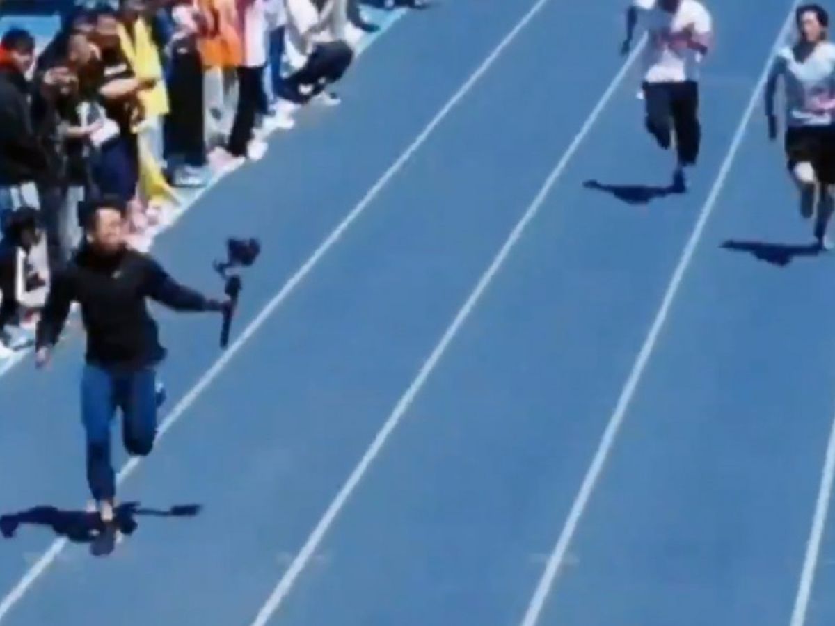 Viral! Un cameraman a &icirc;ntrecut alergătorii la o cursă de 100 de metri 