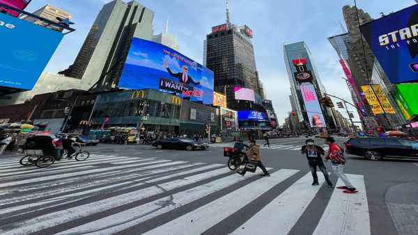 Piesa „I want the money”, lansată de Alex Parker, vizibilă în Times Square și SoHo