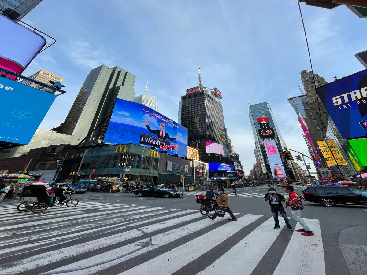 Piesa „I want the money”, lansată de Alex Parker, vizibilă în Times Square și SoHo