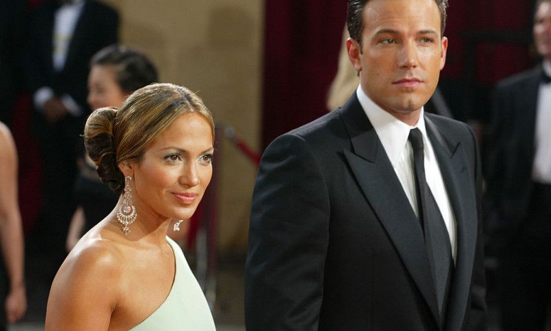 JLo și Ben Affleck, filmați în timp ce se sărutau c u foc într-un restarunat 