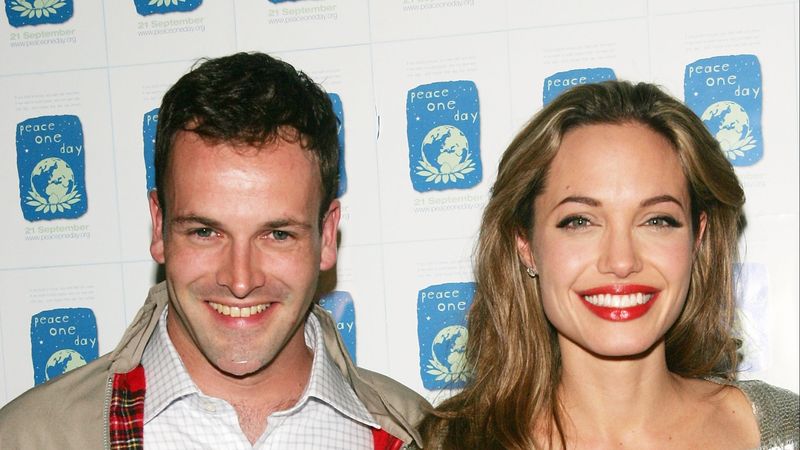 Angelina Jolie și fostul său soț, Jonny Lee Miller, s-au &icirc;mpăcat?! Imaginile care i-au dat de gol