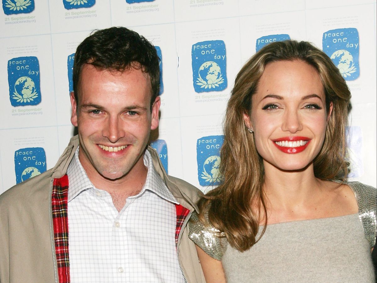 Angelina Jolie și fostul său soț, Jonny Lee Miller, s-au împăcat?! Imaginile care i-au dat de gol
