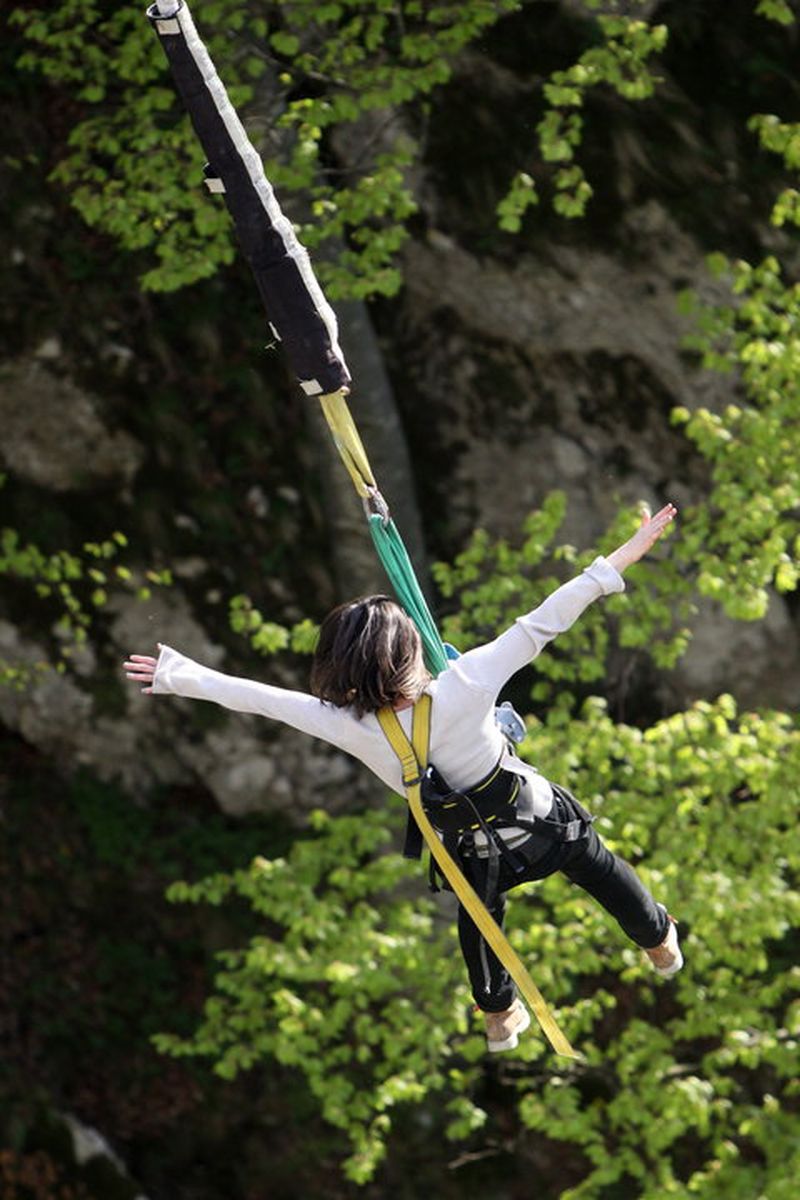 Unde poți face bungee jumping în România. TOP 3 locații