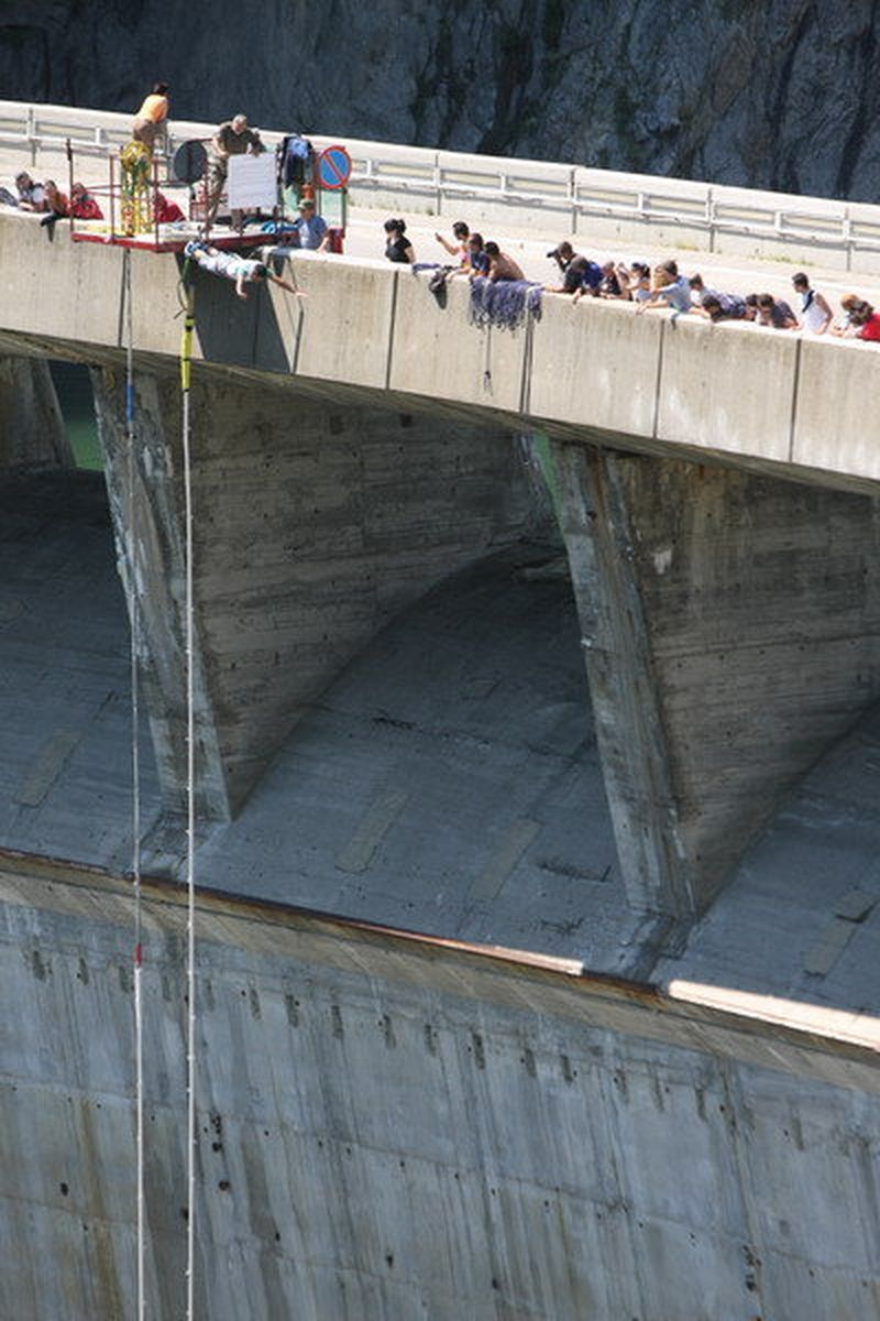 Unde poți face bungee jumping în România. TOP 3 locații