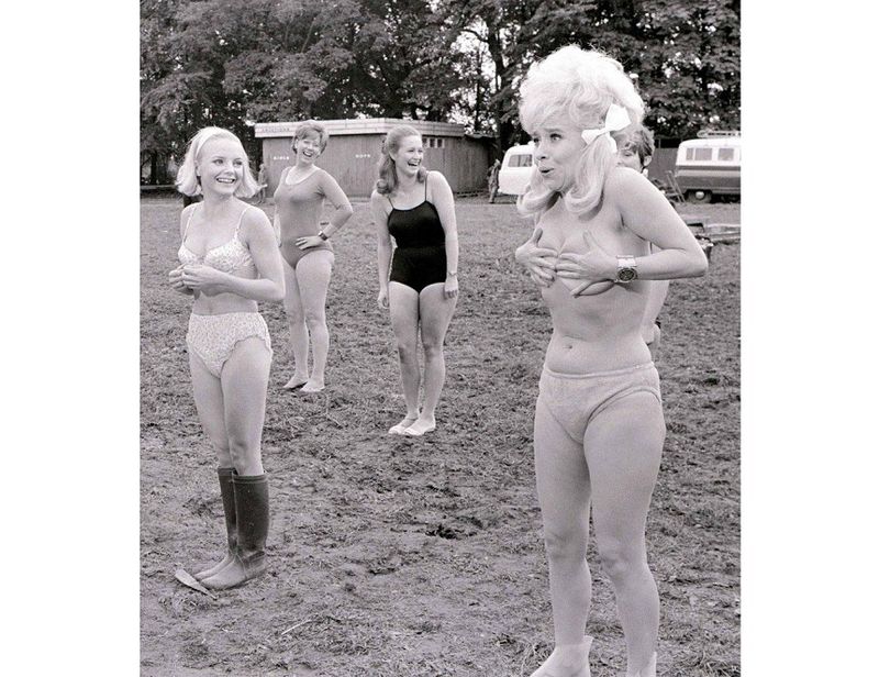Costumul de baie purtat de actriţa Barbara Windsor în filmul „Carry On Camping”, vândut entru 9.500 de lire sterline