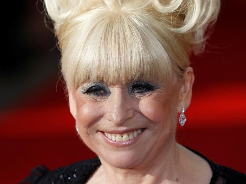 Costumul de baie purtat de actriţa Barbara Windsor în filmul „Carry On Camping”, vândut entru 9.500 de lire sterline