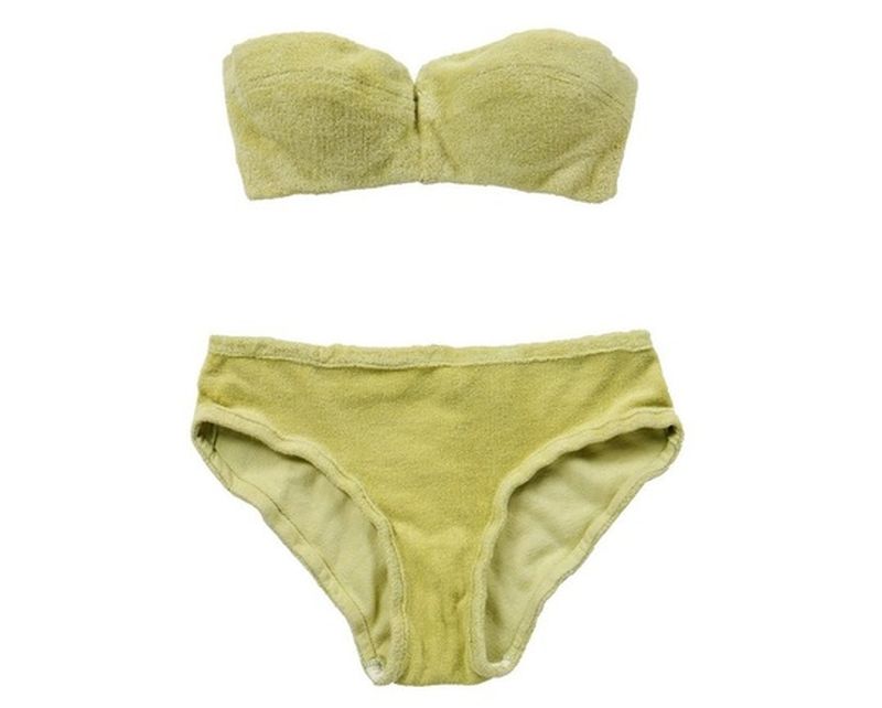 Costumul de baie purtat de actriţa Barbara Windsor în filmul „Carry On Camping”, vândut entru 9.500 de lire sterline