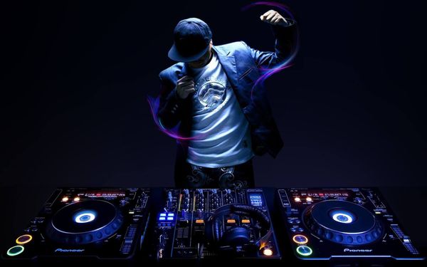C&acirc;t costă, de fapt, să aduci un DJ la o nuntă sau o cununie. Prețurile au crescut după pandemie!