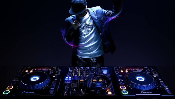 Cât costă, de fapt, să aduci un DJ la o nuntă sau o cununie. Prețurile au crescut după pandemie!