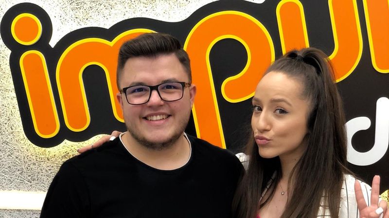 Belleamy, &icirc;n premieră la Radio Impuls cu piesa &bdquo;Ai ai ai&rdquo;. A studiat vioara 6 ani, dar recunoaște că i-a dat bătăi de cap: &bdquo;Și mie și vecinilor. Sc&acirc;rț&acirc;iam&rdquo;