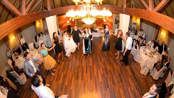 Cât costă să angajezi o formație de muzică ușoară la o nuntă sau la un botez