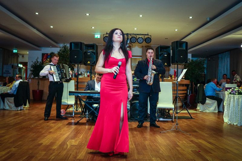 Cât costă să angajezi o formație de muzică ușoară la o nuntă sau la un botez