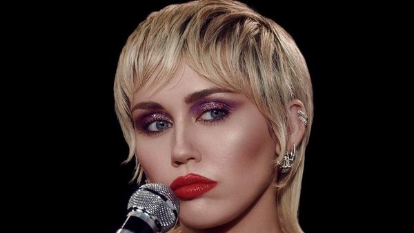 Miley Cyrus, WATT, Elton John, Yo-Yo Ma, Robert Trujillo, Chad Smith au lansat „Nothing Else Matters”