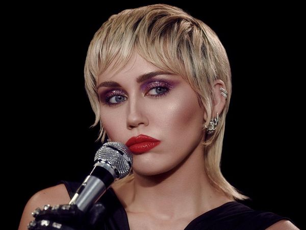 Miley Cyrus, WATT, Elton John, Yo-Yo Ma, Robert Trujillo, Chad Smith au lansat &bdquo;Nothing Else Matters&rdquo;