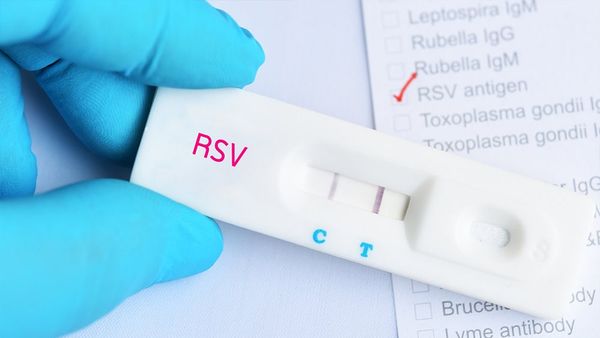 AUDIO Uzina de Dume! Un bărbat a fost testat pozitiv pentru COVID-19 timp de aproape un an. Și-a organizat &icirc;nmorm&acirc;ntarea de cinci ori 