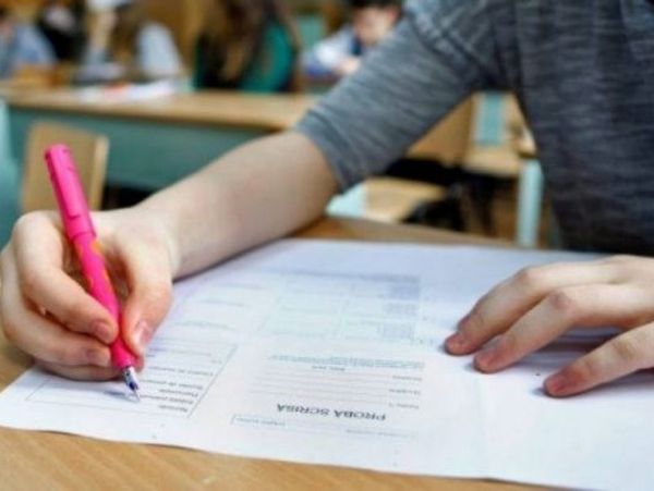 Un elev care voia să copieze la Evaluarea Națională de pe telefon, dat de gol de RoAlert