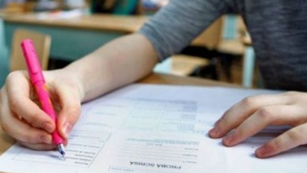 Un elev care voia să copieze la Evaluarea Națională de pe telefon, dat de gol de RoAlert