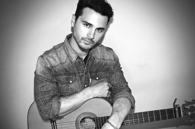 Michael Malarkey, protagonistul serialului „The Vampire Diaries”, vine la București