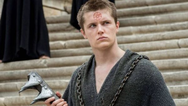 Eugene Simon, protagonistul serialului "Game of Thrones", vine la București