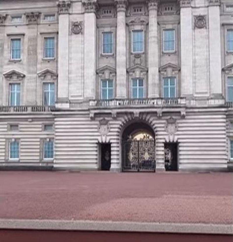 Vizita românului la Palatului Buckingham 