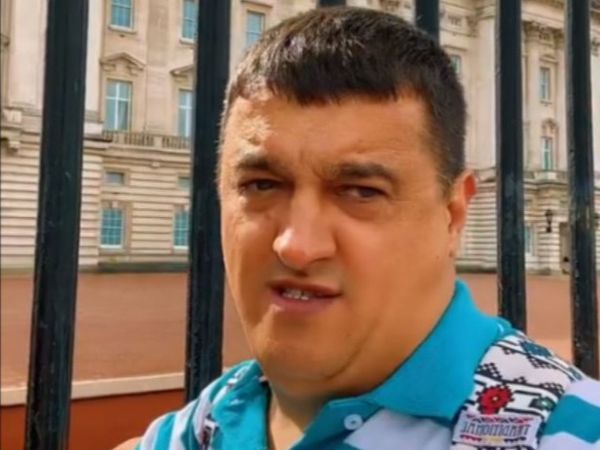 Un rom&acirc;n care susţine că e fiul prinţului Charles a mers la Palatul Buckingham pentru a-şi  cere drepturile