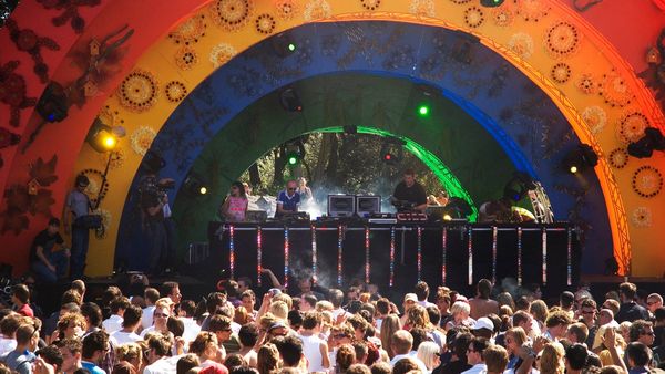 Cele mai bune cinci filme şi documentare despre DJ şi muzica electronică