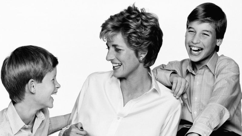 Prințesa Diana ar fi &icirc;mplinit 60 de ani pe 1 iulie 2021! Harry și William au dezvelit o statuie a mamei lor la Palatul Kensington