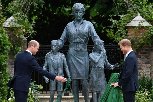 Statuia aniversară a Prințesei Diana a fost dezvelită. Primele imagini