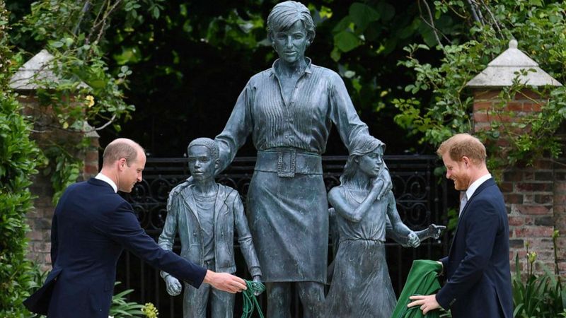 Statuia aniversară a Prințesei Diana a fost dezvelită. Primele imagini