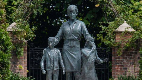 Motivul pentru care Prințul Charles și Regina nu au participat la dezvelirea statuii Prințesei Diana