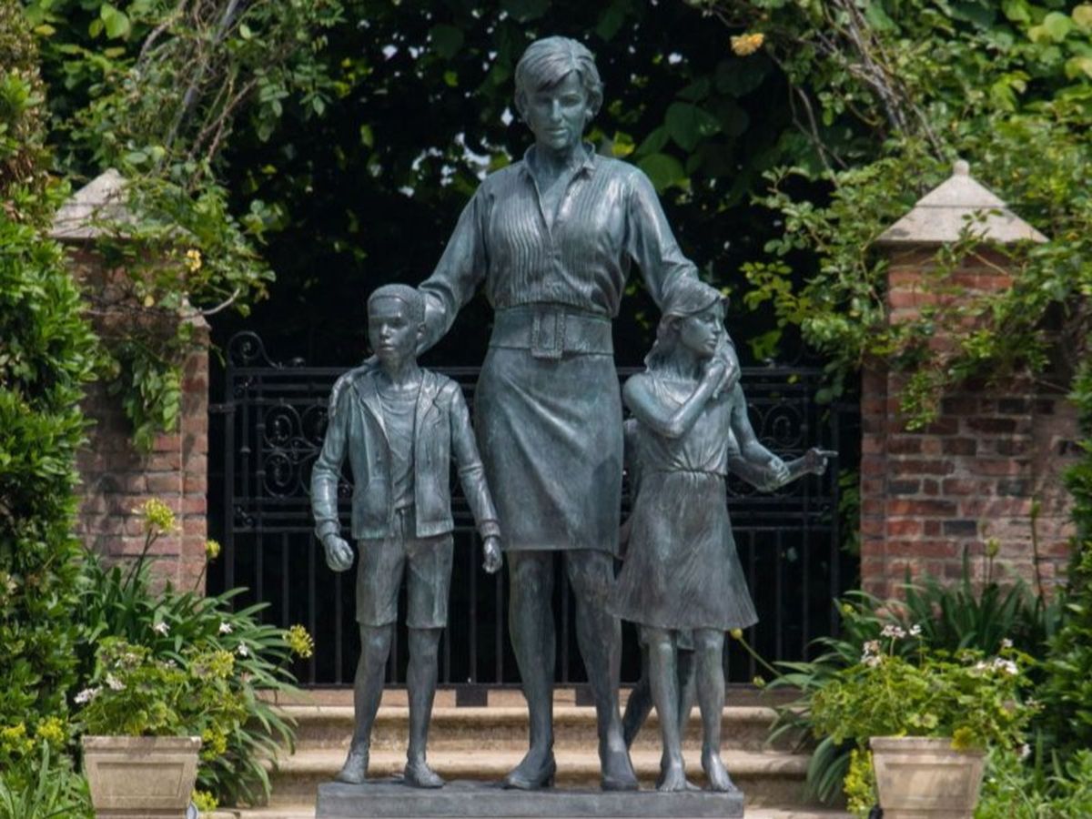 Motivul pentru care Prințul Charles și Regina nu au participat la dezvelirea statuii Prințesei Diana