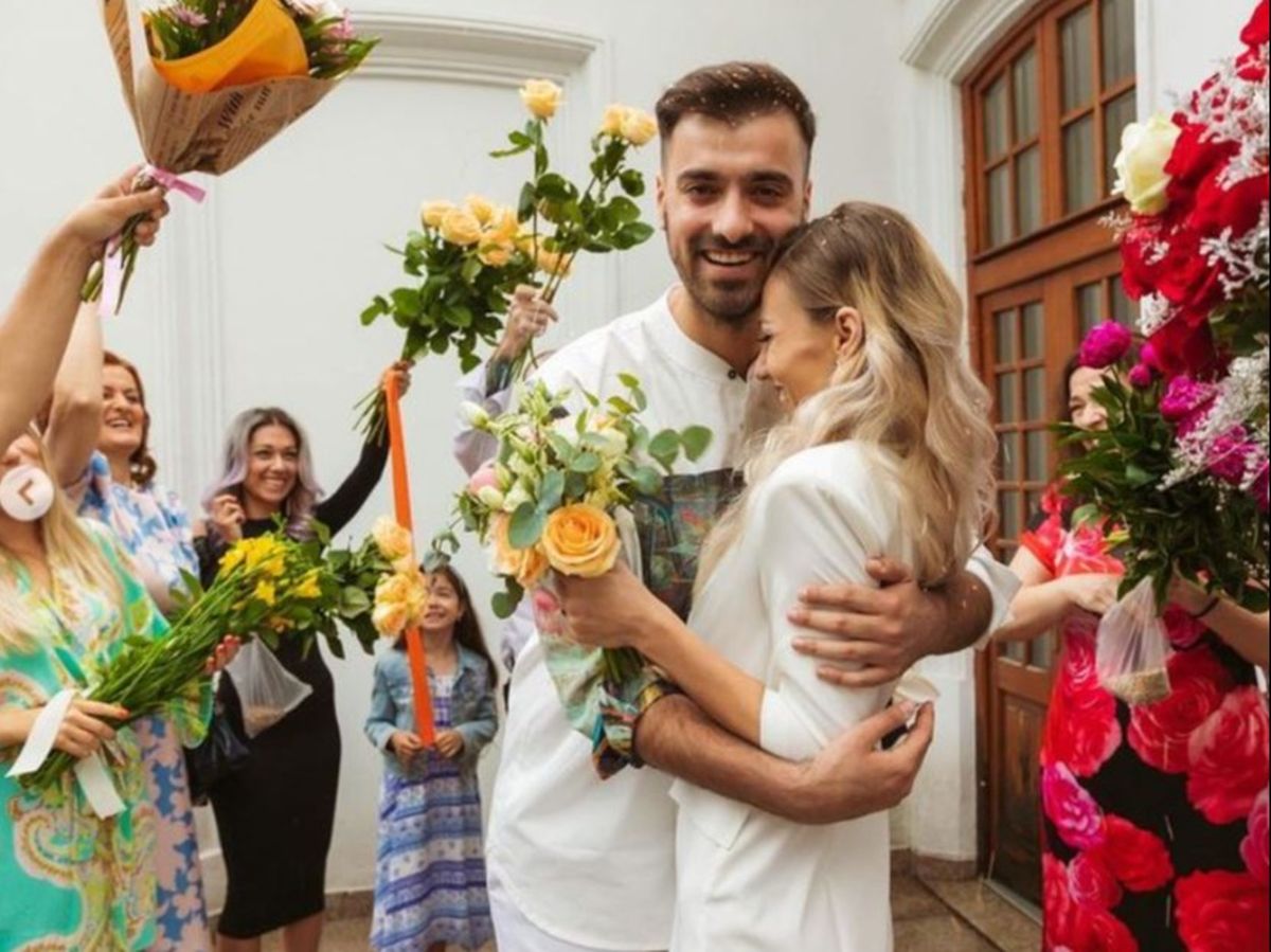 După zece ani de relație, Liviu Teodorescu și Iulia Iacob s-au căsătorit civil