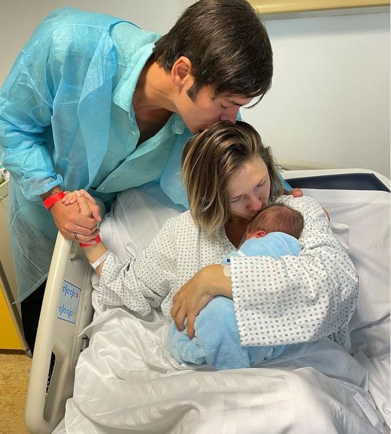 Adela Popescu a născut! Primele imagini cu bebelușul: „El face mai mult ca zece fetite”