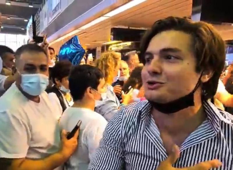 Concurenții de la Survivor România, primiți cu urale la aeroport, la venirea în țară 