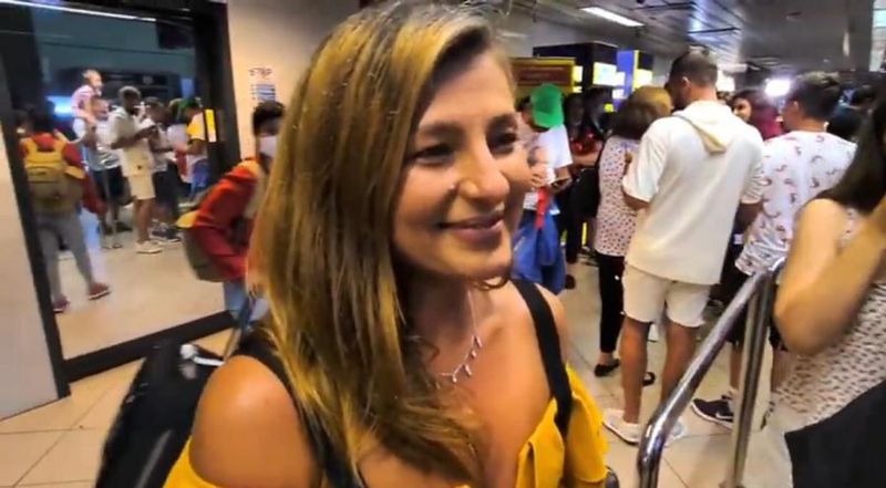 Concurenții de la Survivor România, primiți cu urale la aeroport, la venirea în țară 