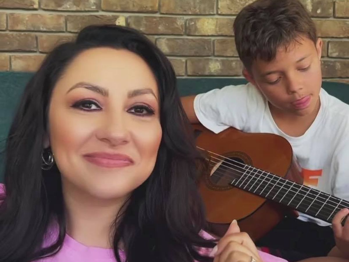 Andra, duet emoționant cu David! Fiul lui Măruță o acompaniază cu chitara pe artistă