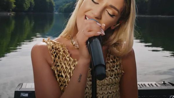Alina Eremia a lansat o versiune live a piesei "Gândurile mele"
