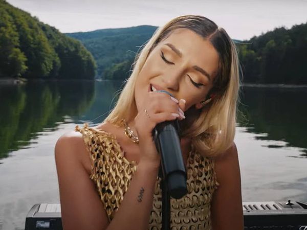 Alina Eremia a lansat o versiune live a piesei "G&acirc;ndurile mele"