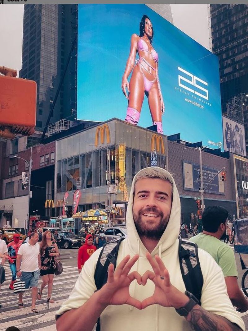 Ștefania a lui Speak, celebră pe Times Square: „Mamă, tată, am reușit”